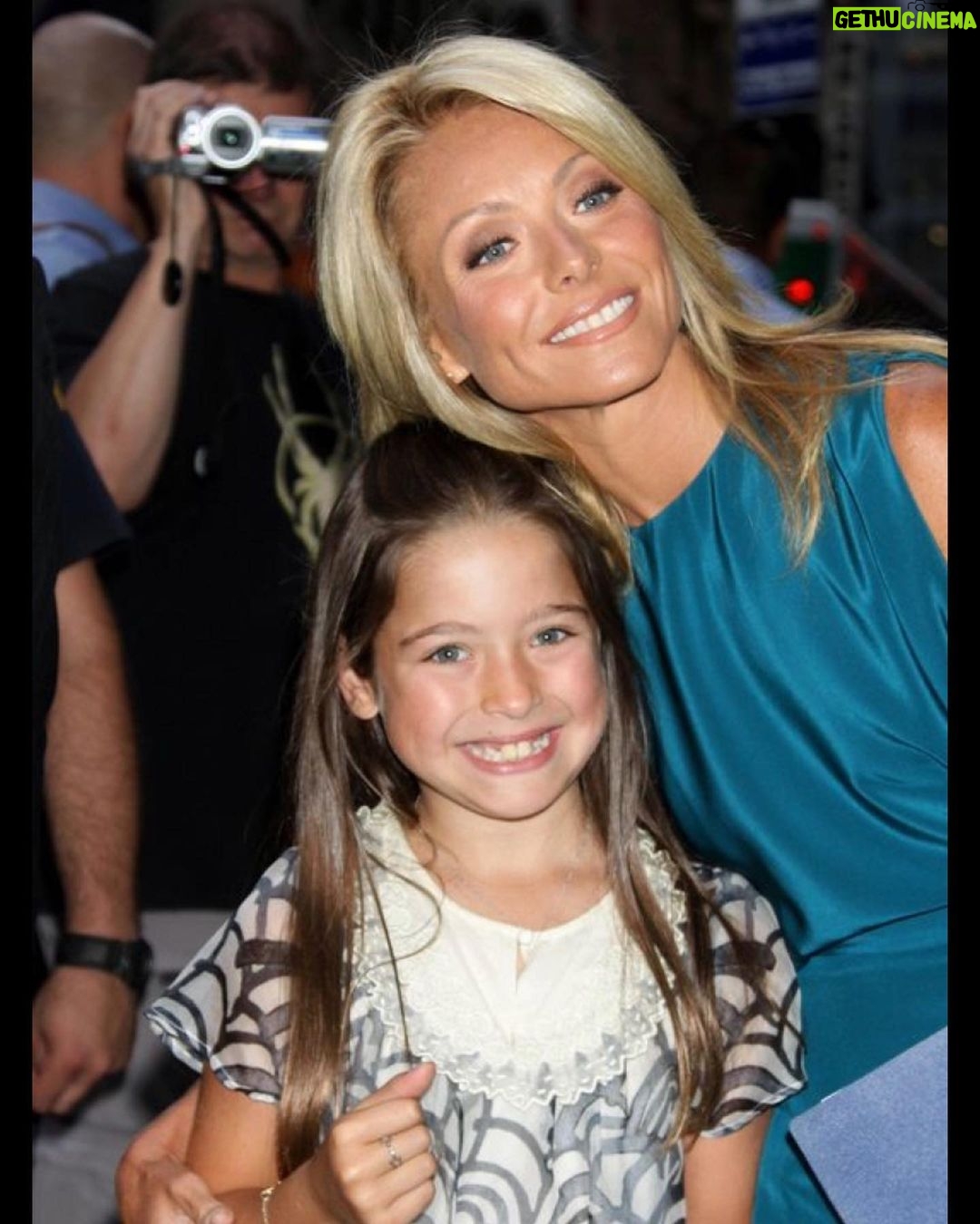 Kelly Ripa Instagram - #tbt 2009 springtime with my teeny tiny @theyoungestyung ππΈπΊπ·πΌ