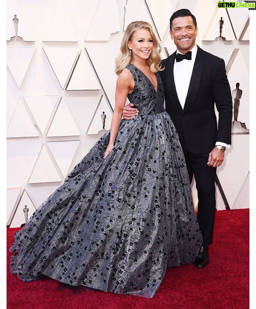 Kelly Ripa Instagram - #fbf 2019 #Oscars One of those times it all came together nicely. (I’d like to thank whoever took this pic!⭐️⭐️⭐️⭐️⭐️)