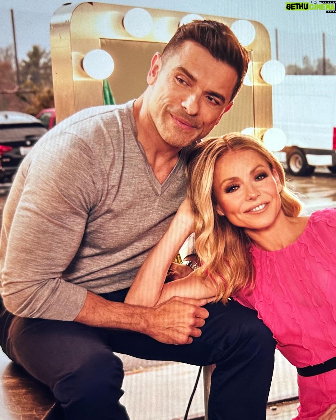 Kelly Ripa Instagram - My funny Valentine…Celebrating 29 years of ♥️ with this guy 😍 @instasuelos