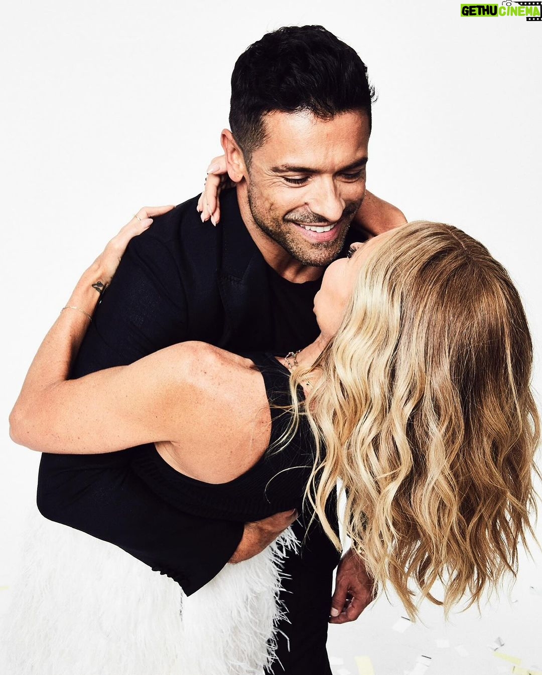 Kelly Ripa Instagram - My funny Valentine…Celebrating 29 years of ♥️ with this guy 😍 @instasuelos