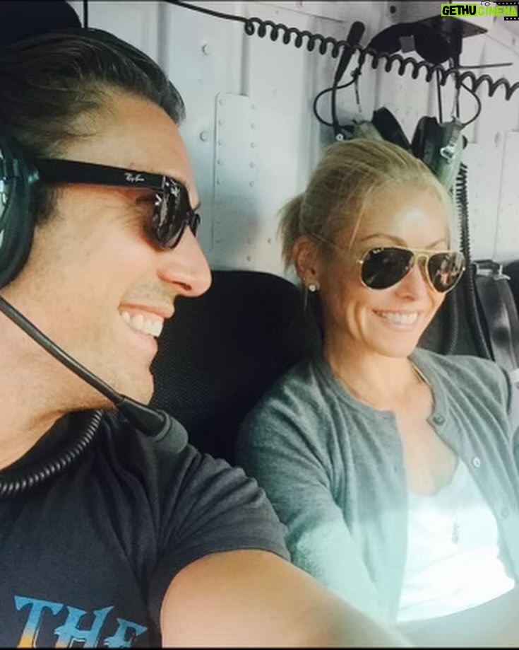 Kelly Ripa Instagram - Happy birthday to @davidmuirabc, the man of the world as well as the world news! 🌎