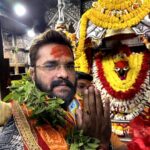 Khesari Lal Yadav Instagram - आज माँ विंधवासनी का दिव्य अलौकिक दर्शन करने का परम सौभाग्य मुझे मिला। मईया के आशीर्वाद से सदैव आप सभी का मंगल हो। जय माँ विंधवासनी।। 🚩🙏🏻