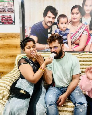 Khesari Lal Yadav Instagram - #mummy_birthday_celebration❤