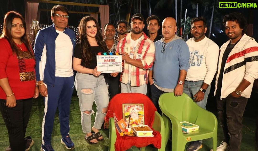 Khesari Lal Yadav Instagram - Team “NASTIK” @khesari_yadav @dianaakhan @premanshu23 @sharmilasingh26 @srkmusic @sarfaraz.khan026 @m.k__gupta_joy