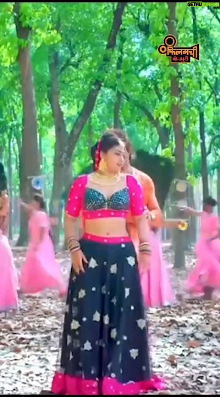 Khesari Lal Yadav Instagram - 18 नवम्बर के संझिया 6 बजे फिलमची भोजपुरी पर परिवार के साथे बैठ के बोल राधा बोल फ़िल्म के आनंद उठाई जा। ठीक है!