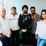 Khesari Lal Yadav Instagram - Thanks Legendary Singer Daler Mehndi for rendering his voice for our Movie “RANG DE BASANTI” @thedalermehndiofficial @khesari_yadav @srkmusic @roshansrkmusic @premanshu23 @sharmilasingh26 @omjhamusicdirector_