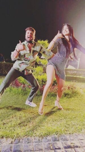 Khesari Lal Yadav Instagram - Maal ke mobile @shweta_mahara_official @iakhileshkashyap @annapurna.films