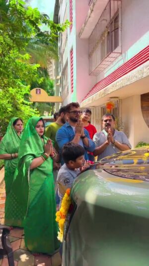 Khesari Lal Yadav Instagram - Aap sabke pyar se badhkar toh kuch nahi hai mere liye🙏🙏 Aur aaj ye Car bhi aap logo ki wajah se hai ❤️❤️#Thank you #loveyou #defender