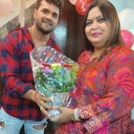 Khesari Lal Yadav Instagram - आज @sharmilasingh26 दीदी का जन्मदिन था। उनसे मिलकर उनको जन्मदिन की बधाई और शुभकामनाएं दी। महादेव आपकी हर मनोकामना पूरी करें और आपको सारी खुशियाँ दें, दीदी। प्यार ❤️