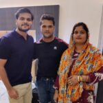 Khesari Lal Yadav Instagram - @arvindakelakallu बाबा को मेरे परिवार की ओर से आपको जन्मदिन पर ढेरों खुशियां। आप ऐसे ही खुश और मस्त रहे, महादेव की कृपा सदैव बनी रहे। हैप्पी बर्थडे टू यू! प्यार ❤️