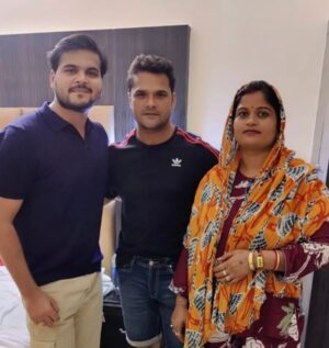 Khesari Lal Yadav Instagram - @arvindakelakallu बाबा को मेरे परिवार की ओर से आपको जन्मदिन पर ढेरों खुशियां। आप ऐसे ही खुश और मस्त रहे, महादेव की कृपा सदैव बनी रहे। हैप्पी बर्थडे टू यू! प्यार ❤️
