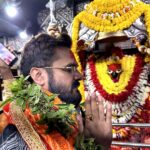 Khesari Lal Yadav Instagram - आज माँ विंधवासनी का दिव्य अलौकिक दर्शन करने का परम सौभाग्य मुझे मिला। मईया के आशीर्वाद से सदैव आप सभी का मंगल हो। जय माँ विंधवासनी।। 🚩🙏🏻