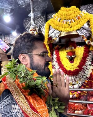 Khesari Lal Yadav Instagram - आज माँ विंधवासनी का दिव्य अलौकिक दर्शन करने का परम सौभाग्य मुझे मिला। मईया के आशीर्वाद से सदैव आप सभी का मंगल हो।

जय माँ विंधवासनी।। 🚩🙏🏻
