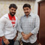 Khesari Lal Yadav Instagram - हमर मनोज भईया के जन्मदिन पर खूब सारा प्यार, बधाई आ खुशियां। भईया अपने के प्रेम-स्नेह आ आशीर्वाद राउर छोट अनुज पS अहिसे ही बनल रहो। हैप्पी हैप्पी बर्थडे भईया। प्यार!❤️