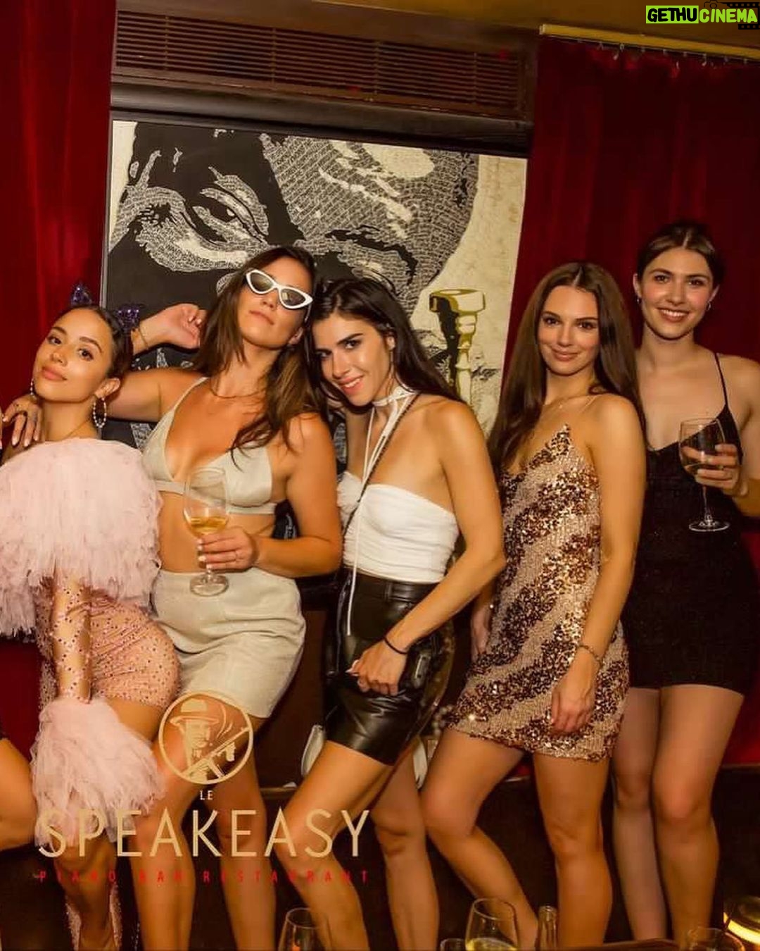 Kiana Madeira Instagram - Un brin de folie égaye la vie 😽 LE SPEAKEASY