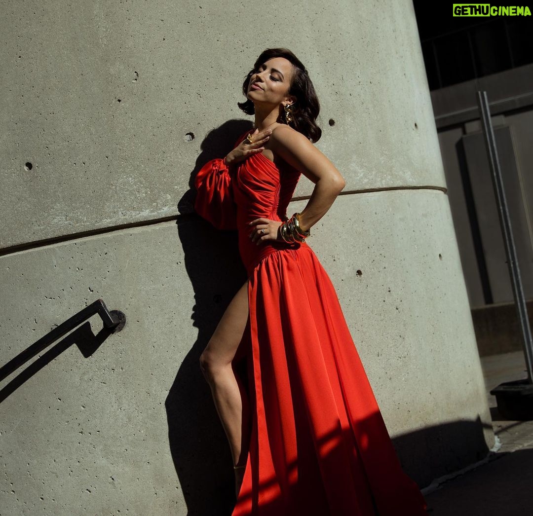 Kiana Madeira Instagram - Yβall know I had to double post today π Special thank you to @visualieta who met me downtown in the little time I had during this big day to capture this look and vibe. My heart is so full!! π The entire team did the damn thing ππ½ Stylist- @mickeyboooom x @theonly.agency Hair- @janetjacksonhairstylist x @joujouhair Makeup- @albafeinaj PR- @tfgsocial Photographer- @visualieta Toronto, Ontario
