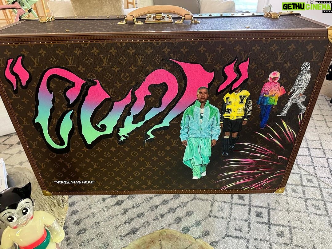 Kid Cudi Instagram - Last year, @louisvuitton made this special 1 of 1 trunk just for me, hand painted with truly amazing detail. These moments are special times in my life I'll always cherish, and I'll never forget my friend and the memories we shared. Love and miss you Virg 💕✨🙏🏾 #virgilforever🖤🕊