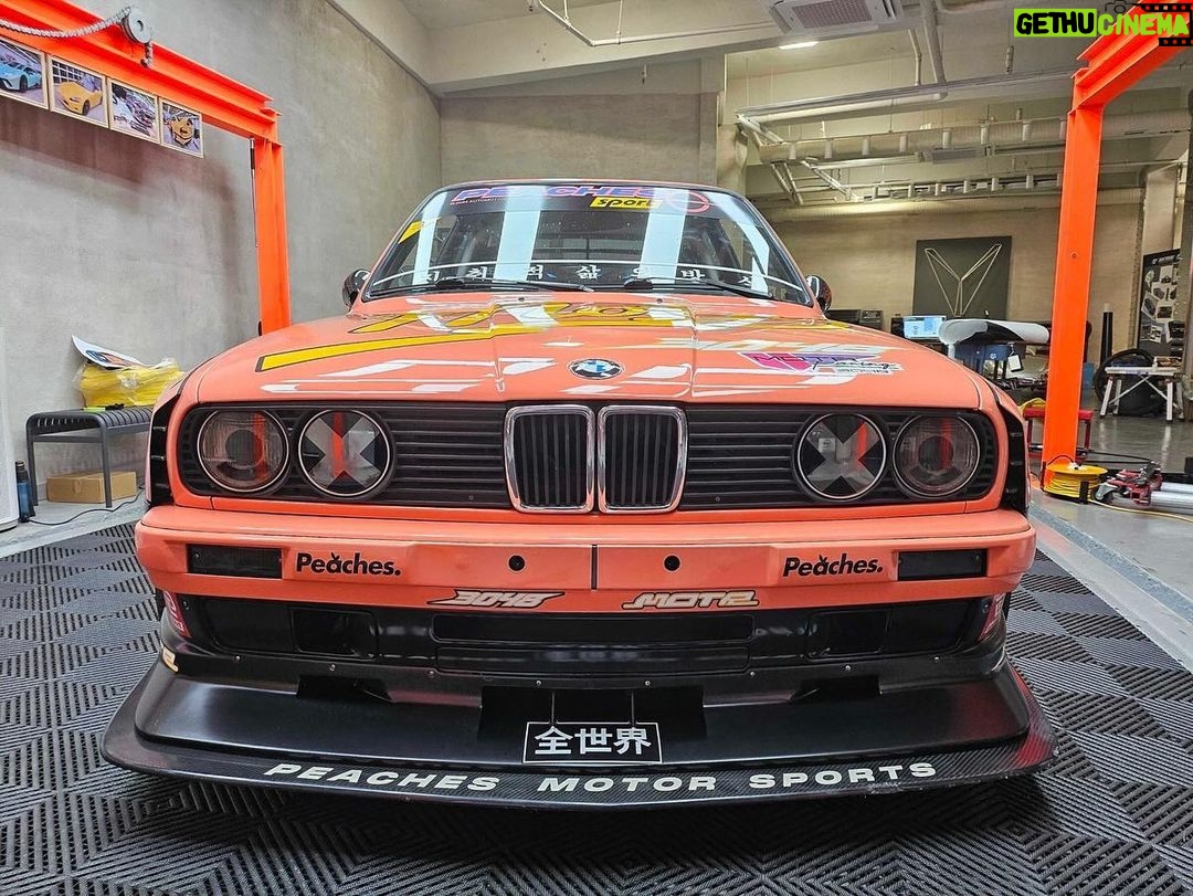 Kid Cudi Instagram - @peachesoneuniverse x @membersoftherage ππ To the Peaches team, THANK YOU for this ILLLL fuckin gift!! Yall snapped!! Had a hand in designing this bad boy. Cant wait to drift this bitch ππΎβ¨βπΎπ #motr #membersoftherage #E30 @bmw