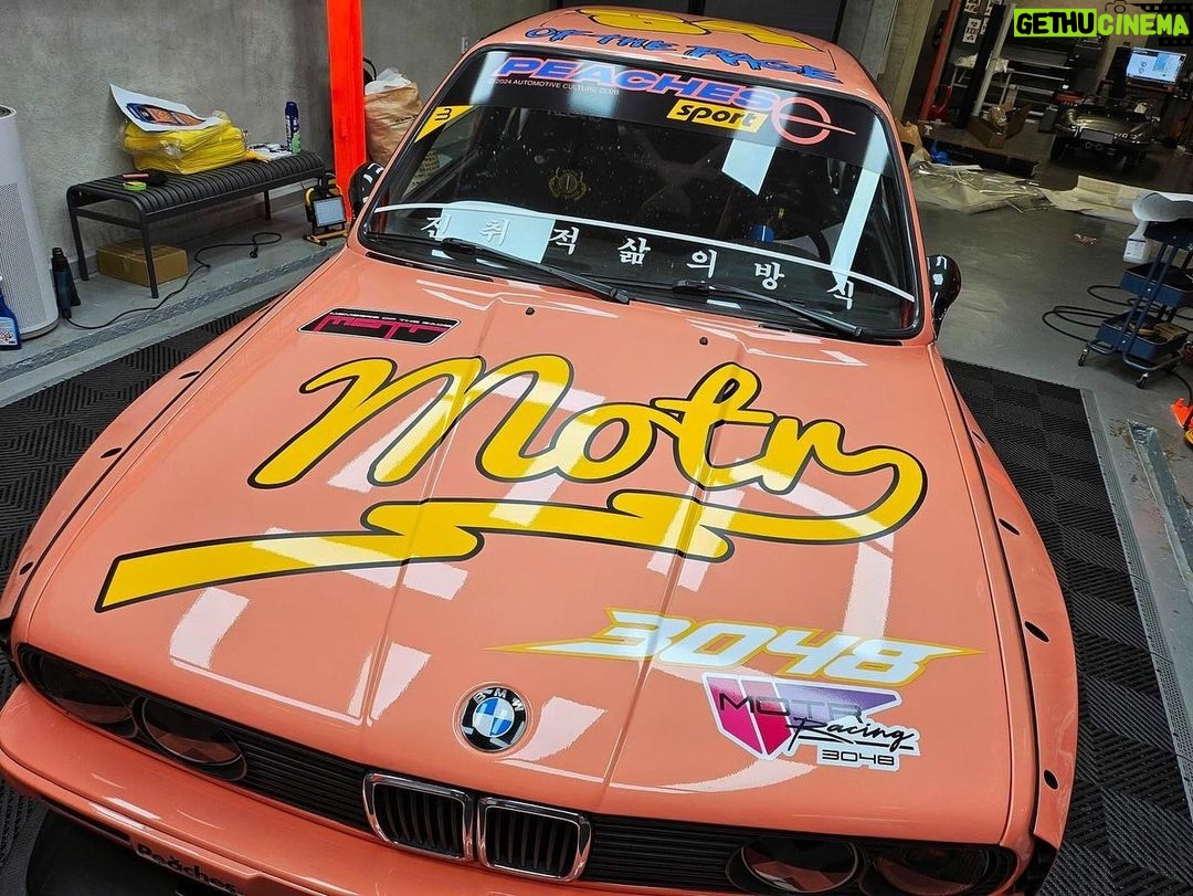 Kid Cudi Instagram - @peachesoneuniverse x @membersoftherage ππ To the Peaches team, THANK YOU for this ILLLL fuckin gift!! Yall snapped!! Had a hand in designing this bad boy. Cant wait to drift this bitch ππΎβ¨βπΎπ #motr #membersoftherage #E30 @bmw