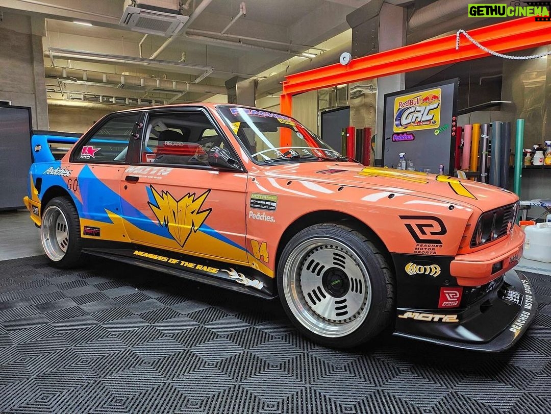 Kid Cudi Instagram - @peachesoneuniverse x @membersoftherage ππ To the Peaches team, THANK YOU for this ILLLL fuckin gift!! Yall snapped!! Had a hand in designing this bad boy. Cant wait to drift this bitch ππΎβ¨βπΎπ #motr #membersoftherage #E30 @bmw