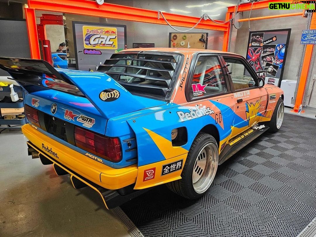 Kid Cudi Instagram - @peachesoneuniverse x @membersoftherage 🏁🍑 To the Peaches team, THANK YOU for this ILLLL fuckin gift!! Yall snapped!! Had a hand in designing this bad boy. Cant wait to drift this bitch 🙏🏾✨✌🏾💕 #motr #membersoftherage #E30 @bmw