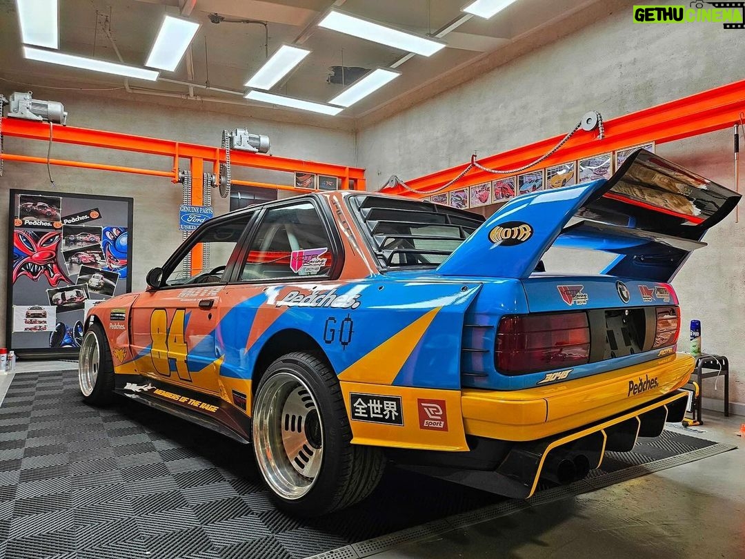 Kid Cudi Instagram - @peachesoneuniverse x @membersoftherage 🏁🍑 To the Peaches team, THANK YOU for this ILLLL fuckin gift!! Yall snapped!! Had a hand in designing this bad boy. Cant wait to drift this bitch 🙏🏾✨✌🏾💕 #motr #membersoftherage #E30 @bmw