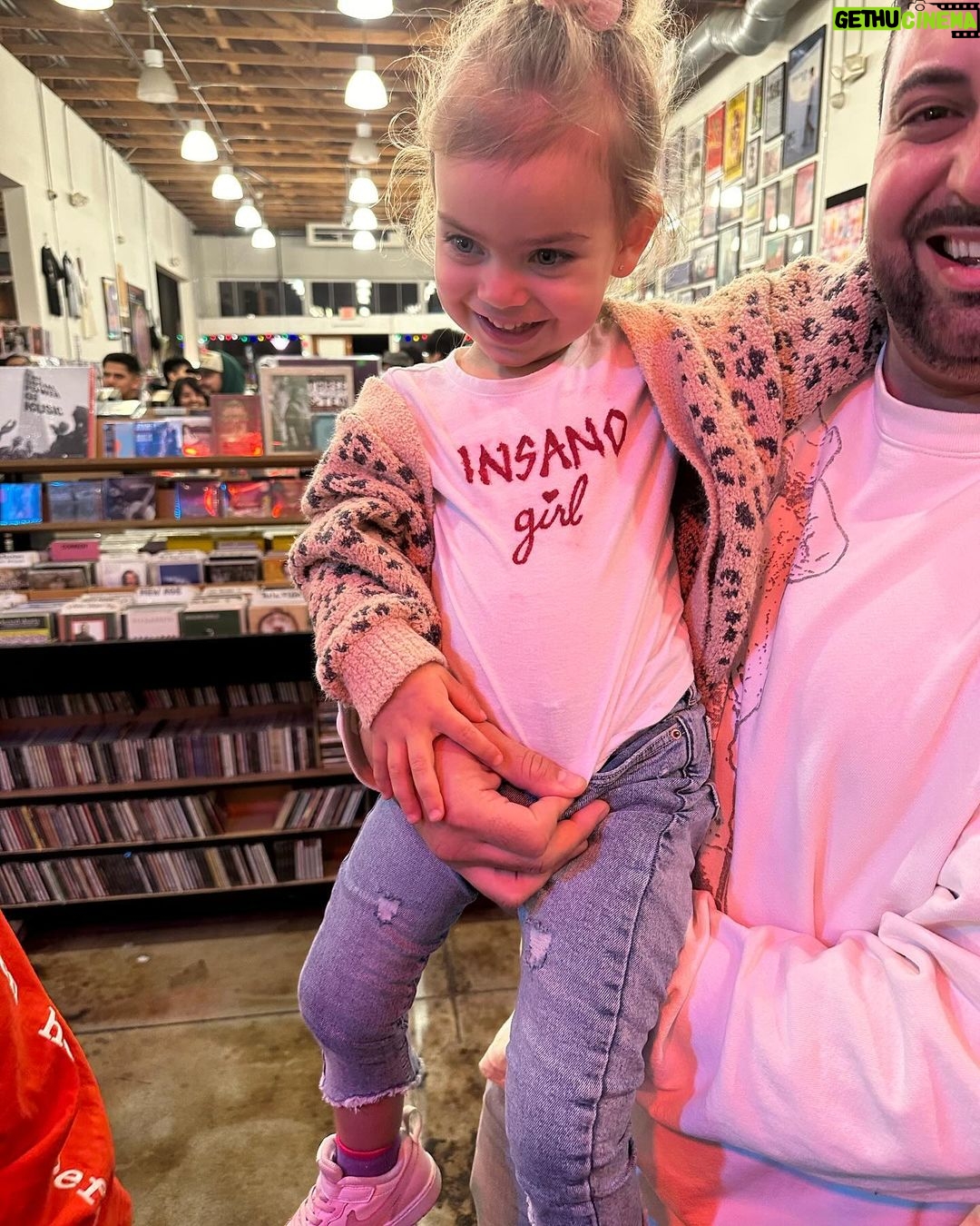 Kid Cudi Instagram - HAD THE BEST TIME MEETIN U ALL AT THE SIGNING TODAY IN LONG BEACH!! I LOVE U FOREVER AND BEYOND!! Look at lil mama shirt 🥹 too cute!!! Things like this, seein families brought together by music, diff generations, man its a beautiful thing. God Bless you all 🙏🏾💕✨✨