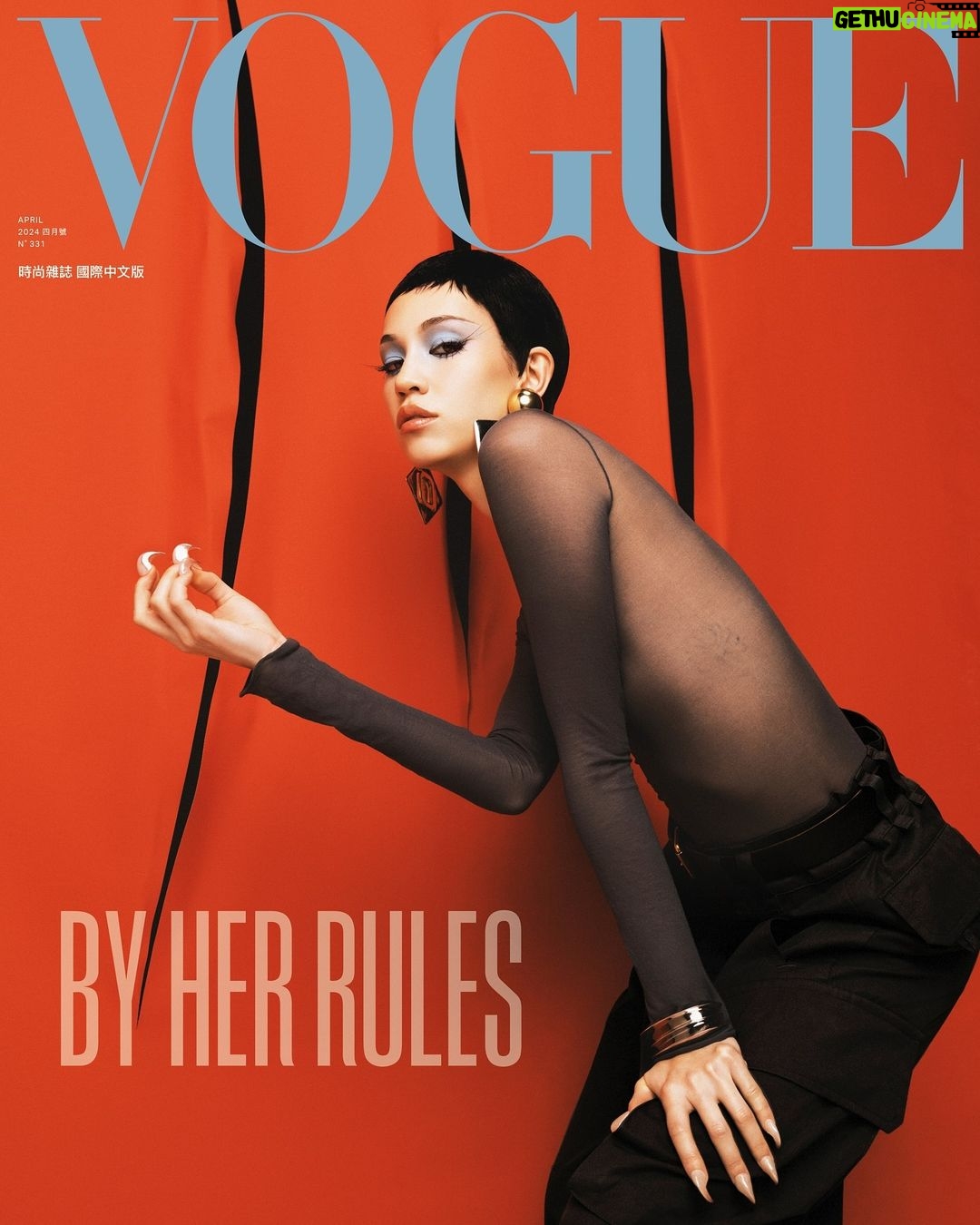 Kiko Mizuhara Instagram - #VogueCover 時而清純,時而可愛,時而是冶豔的性感風格,多變的水原希子從出道就圈粉無數,毫不費力地遊走在娛樂與時尚圈。她這回與Vogue Taiwan在巴黎會面,暢談她當下的想法和人生故事。 「我剛出道時,大家對美的定義非常不同。你需要有很突出的身高,因為沒有人想要亞洲模特兒,我一直被拒絕。但由於社群媒體的出現,大家對美的定義改變了,我從來沒想過會發生這樣的變化,但我終於被認可了。」 或許因為出道的早,希子身上有著超越同齡人的成熟。從少女時期就活在鏡頭前的人生,是一段自己都難以想像的旅程。她現在早就不只是模特兒、時尚偶像和女演員,她是自創純淨美妝品牌Kiiks和時尚品牌Office Kiko的主理人,更是積極的環境倡議者。 Talent: 水原希子 Kiko Mizuhara @i_am_kiko APAC Editorial Director: Leslie Sun @sunles Photographer: Zhong Lin @zhonglin_ Styling & Fashion Managing Editor: Chen Yu @ballballchiu Text & Features Director : Nicole Lee @nymphlee Gaffer:YuanLing Wang @bigwang13 Creative Producer: Vincent Wong @vincent_wcw_ Hair Stylist: Ryo Narushima @ryonarushima from Saint Luke Artists @saintlukeartists Makeup: Simone Gammino @simone__gammino from Julian Watson Manicurist: Lora De Sousa @loradesousa from MA+ @maworldgroup Set Designer: Manon E @manon_everhard from Streeters @streetersagency Production: TIAGI @tiagi Executive Producer: Chantelle-Shakila Tiagi @notoriouscst @tiagi Videographer: Lisheng Chang @xlisten Video Producer: Chloe Weng @chloeweng Talent Manager: Gabrielle Seo @gabrielleseo 水原希子身著灰黑色透膚連身衣、長褲、金屬釦皮帶、金屬幾何造型耳環、手環 all by SAINT LAURENT @ysl VOGUE Taiwan 4月號雜誌:4月2日起,Vogue Shop、博客來、誠品線上、7-11 及各大連鎖書店正式上架 #VOGUEAPRILISSUE #VogueTaiwan #Vogue4月號 #水原希子 #KikoMizuhara