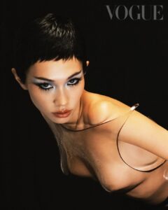 Kiko Mizuhara Instagram - #VogueCover 水原希子從來不畏懼講出自己的想法。2021年，希子和女性攝影師好友Monika Mogi一起合作了全裸寫真書《夢の続きDream Blue》，在迷人的大自然裡，她褪去衣衫，脂粉未施，自由自在地讓攝影師捕捉了她裸體的樣貌，並以此書表示了她的立場：「健康的裸露不應該如此晦澀。」 希子說：「我真的想改變人們對裸體的看法，特別是在日本，很多人認為裸體就等於色情，但並非如此，我們是裸體出生，這是我想用這本書表達的，很多人透過這本攝影書理解了我想要說的事情，讓我感到很開心。」 Talent: 水原希子 Kiko Mizuhara @i_am_kiko APAC Editorial Director: Leslie Sun @sunles Photographer: Zhong Lin @zhonglin_ Styling & Fashion Managing Editor: Chen Yu @ballballchiu Text & Features Director : Nicole Lee @nymphlee Gaffer:YuanLing Wang @bigwang13 Creative Producer: Vincent Wong @vincent_wcw_ Hair Stylist: Ryo Narushima @ryonarushima from Saint Luke Artists @saintlukeartists Makeup: Simone Gammino @simone__gammino from Julian Watson Manicurist: Lora De Sousa @loradesousa from MA+ @maworldgroup Set Designer: Manon E @manon_everhard from Streeters @streetersagency Production: TIAGI @tiagi Executive Producer: Chantelle-Shakila Tiagi @notoriouscst @tiagi Videographer: Lisheng Chang @xlisten Video Producer: Chloe Weng @chloeweng Talent Manager: Gabrielle Seo @gabrielleseo 水原希子身著立體透明塑型上衣 MUGLER @muglerofficial VOGUE Taiwan 4月號雜誌：4月2日起，Vogue Shop、博客來、誠品線上、7-11 及各大連鎖書店正式上架 #VOGUEAPRILISSUE #VogueTaiwan #Vogue4月號 #水原希子 #KikoMizuhara