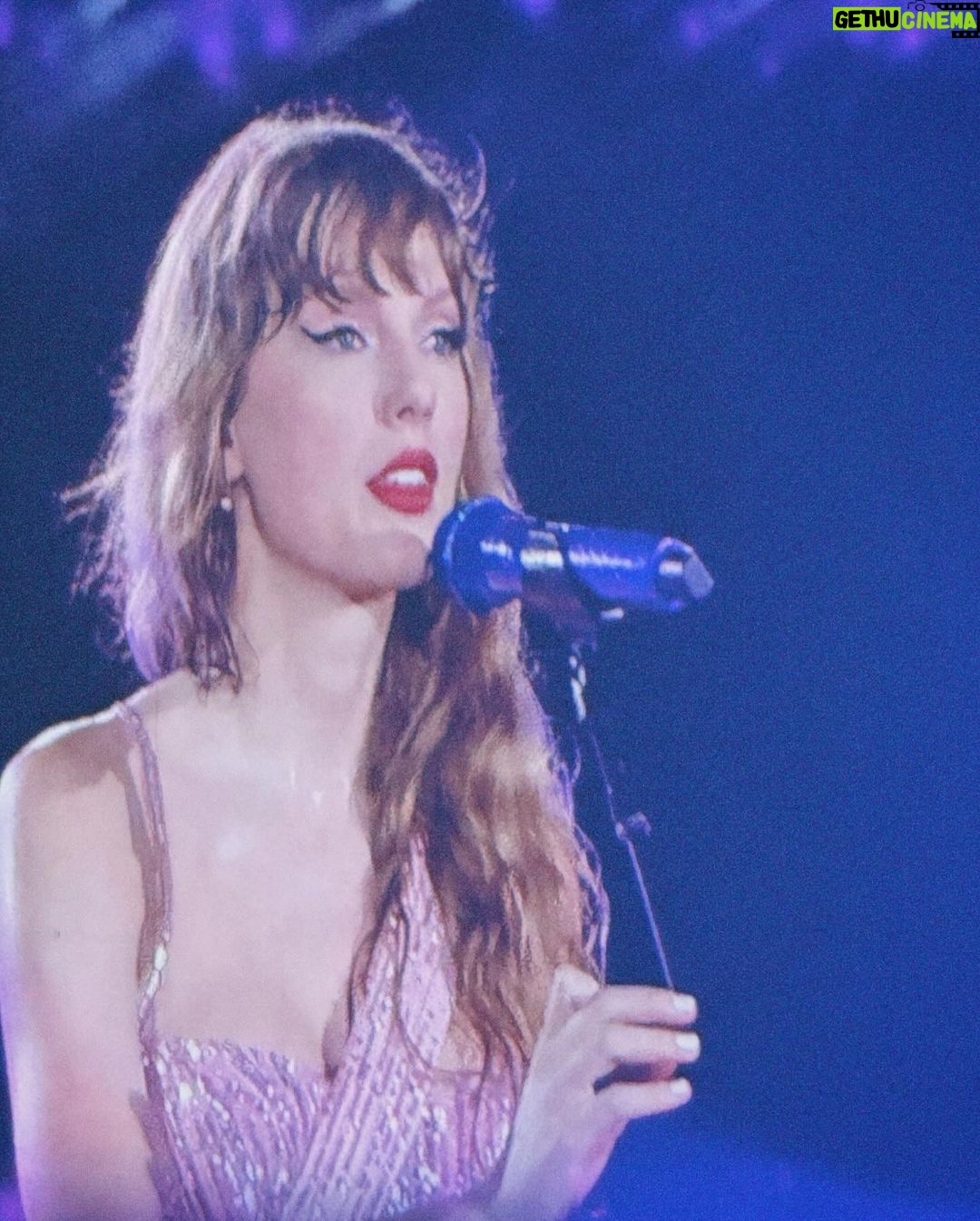 Kim Chiu Instagram - New Vlog now up on my channel!!!!ππΈπ¬β¨ Went on a Solo Travel to Singapore to watch @taylorswift #ErasTour2024 super mega fun!!!! Check out full video on πππ ππππ¨ π£π feel free to like, share and subscribe.π©· thank you sa lahat ng nakanood na!!!π hihi Special thanks to @nootheryumang and @dane_iliepm for my tshirt turned halter/backless top!!!ππ€πΌπΈ #CHIUrista #ootdksyc