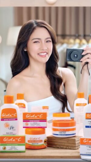 Kim Chiu Instagram - Choosies, alam nyo ba anong secret ni Kim for a glowing body? ‘Yung walang halong keme! 💁🏻‍♀️
Stay choosy!  Choose lightening that cares. 🧡✨

#LighteningThatCares #KimChooseGlutaC #ChooseToCYourGlow