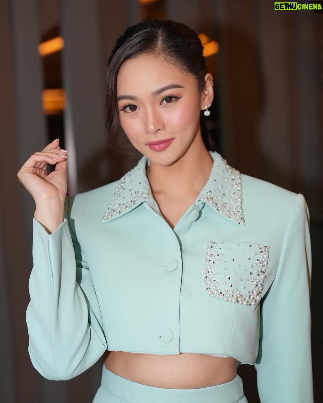 Kim Chiu Instagram - ππ’π£π¬ π£π’!π -Secretary Kim at your service!π©΅ Nakapanood na ba lahat ng #WhatsWrongWithSecretaryKimPh ? Whatβs your favorite scene so far???βΊοΈ Comment down below!π Download the @viuphilippines app to watch our first 5 episodes!π Maraming salamat po! #WWWSKPH #WWWSK #SecretaryKim #ootdksyc