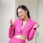 Kim Chiu Instagram - From the bottom of 𝗦𝗘𝗖𝗥𝗘𝗧𝗔𝗥𝗬 𝗞𝗜𝗠'𝘀 heart!!!!🩷 Maraming maraming salamat po! No words can explain how grateful my heart is now! 🥲🥹 As you let her enter into your world along with 𝗕𝗢𝗦𝗦 𝗕𝗠𝗖!!! Salamat po sa lahat ng mga nakanood na and sa mga hindi pa nakadownload ng @viuphilippines app ano pa hinihintay nyo?!! 💛💛💛 Again, thank you so much for supporting and loving #WhatsWrongWithSecretaryKimPH . I hope we can spread the word and spread the fun, love, and good vibes the show offers!!!💛😉✨ directed by direk @cvovidanes ✨ @dreamscapeph Available in 27 VIU territories 🌎 🎶 @bini_ph LAGI as part of our soundtrack 😍 Thank you @jotlosa for my suit!🩷 styled and makeup by yours truly hair by @haidzfernandez special thanks to @direklauren for the flowers and sweet note.💐 #WWWSK #WWWSKPH #ootdksyc