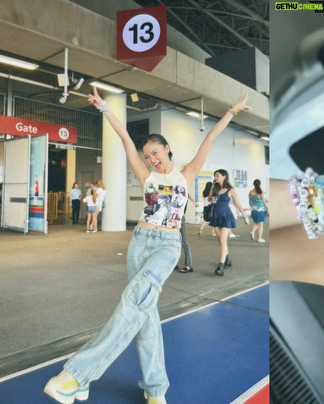 Kim Chiu Instagram - New Vlog now up on my channel!!!!ππΈπ¬β¨ Went on a Solo Travel to Singapore to watch @taylorswift #ErasTour2024 super mega fun!!!! Check out full video on πππ ππππ¨ π£π feel free to like, share and subscribe.π©· thank you sa lahat ng nakanood na!!!π hihi Special thanks to @nootheryumang and @dane_iliepm for my tshirt turned halter/backless top!!!ππ€πΌπΈ #CHIUrista #ootdksyc