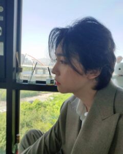 Kim Jin-woo Instagram - 1년만에 파운데이션 이란걸 발라봤다