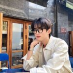 Kim Min-kyu Instagram - 나른한 봄~~🌻🌻 #사진찍을때만#잠깐벗었습니다