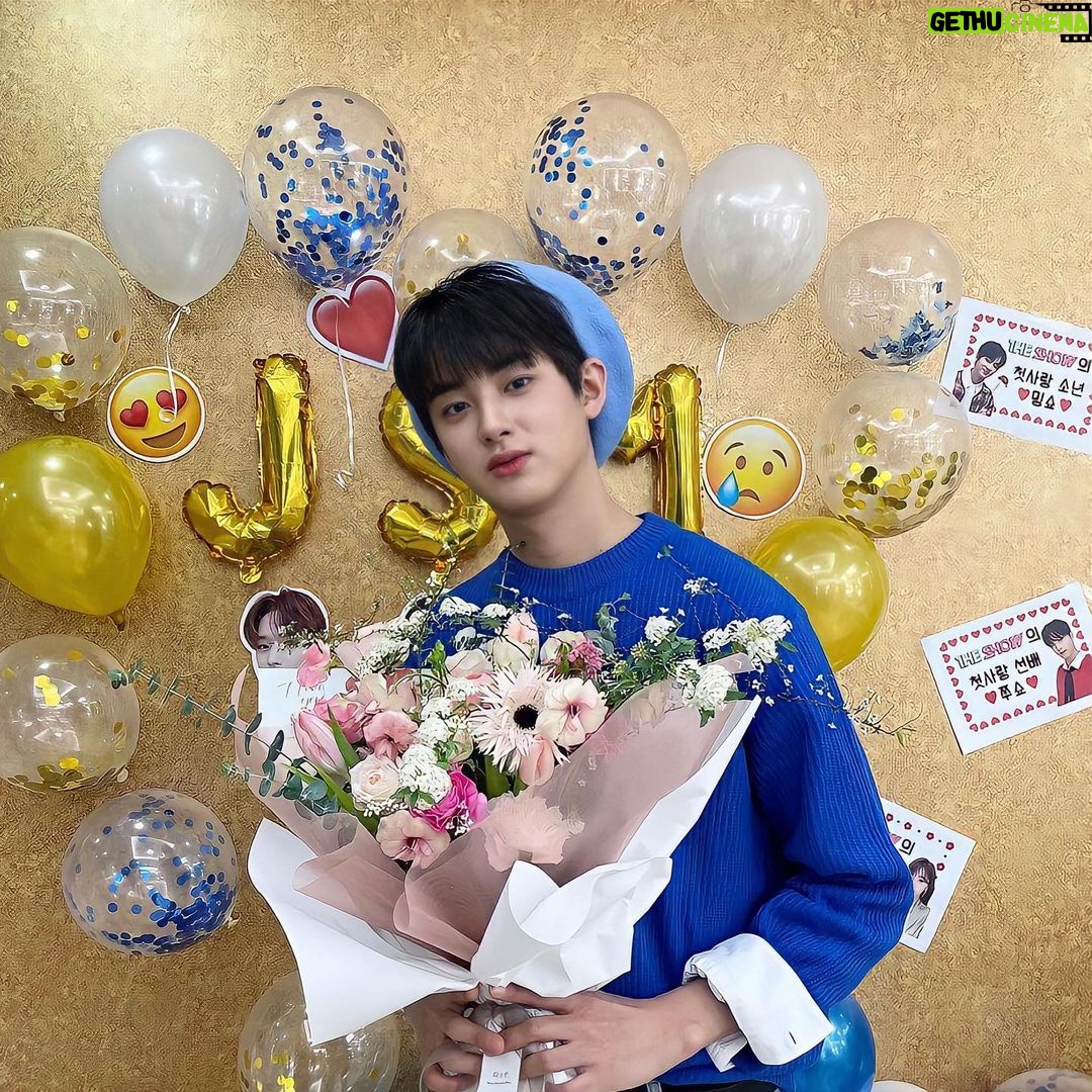 Kim Min-kyu Instagram - 길면길고 짧으면 짧을수도있는 1년동안 너무 많은걸배우고 즐겁게 mc를 할수있었던것같습니다 그리고 항상 재밌고 즐겁게 할수있게해준 션쇼,쭈쇼 다시한번고맙고 스탭분들도 너무감사했습니다 그리고 마지막으로 무민단여러분도 너무고마웠어요!!앞으로 배우 김민규로 다양하게보여드리겠습니다! #더쇼#막방#쭈쇼#션쇼#밍쇼#고마웠습니다