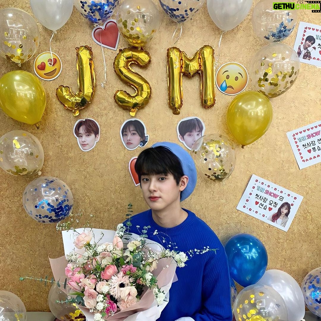 Kim Min-kyu Instagram - 길면길고 짧으면 짧을수도있는 1년동안 너무 많은걸배우고 즐겁게 mc를 할수있었던것같습니다 그리고 항상 재밌고 즐겁게 할수있게해준 션쇼,쭈쇼 다시한번고맙고 스탭분들도 너무감사했습니다 그리고 마지막으로 무민단여러분도 너무고마웠어요!!앞으로 배우 김민규로 다양하게보여드리겠습니다! #더쇼#막방#쭈쇼#션쇼#밍쇼#고마웠습니다