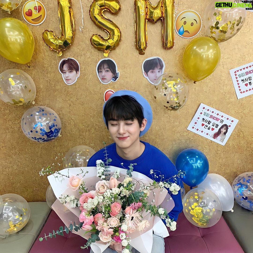 Kim Min-kyu Instagram - 길면길고 짧으면 짧을수도있는 1년동안 너무 많은걸배우고 즐겁게 mc를 할수있었던것같습니다 그리고 항상 재밌고 즐겁게 할수있게해준 션쇼,쭈쇼 다시한번고맙고 스탭분들도 너무감사했습니다 그리고 마지막으로 무민단여러분도 너무고마웠어요!!앞으로 배우 김민규로 다양하게보여드리겠습니다! #더쇼#막방#쭈쇼#션쇼#밍쇼#고마웠습니다