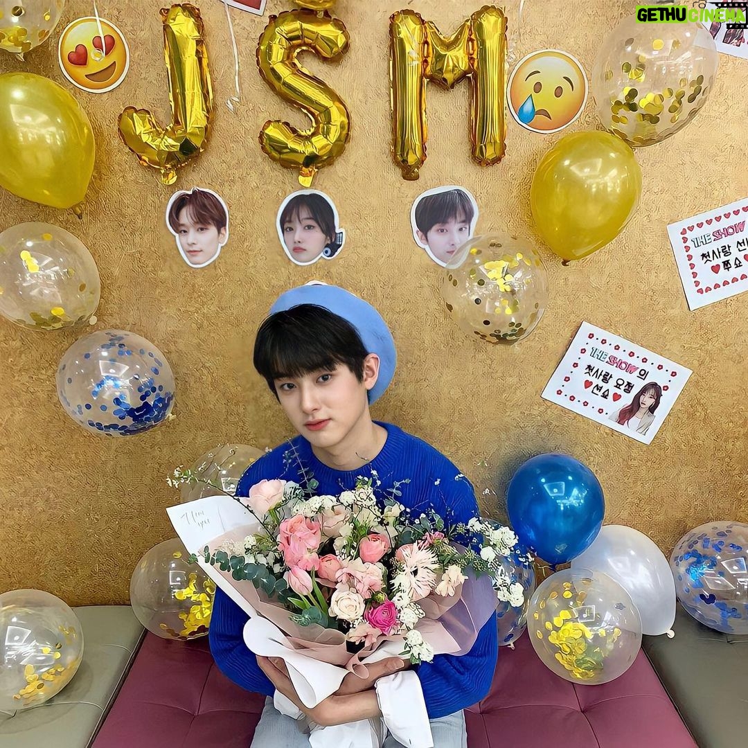 Kim Min-kyu Instagram - 길면길고 짧으면 짧을수도있는 1년동안 너무 많은걸배우고 즐겁게 mc를 할수있었던것같습니다 그리고 항상 재밌고 즐겁게 할수있게해준 션쇼,쭈쇼 다시한번고맙고 스탭분들도 너무감사했습니다 그리고 마지막으로 무민단여러분도 너무고마웠어요!!앞으로 배우 김민규로 다양하게보여드리겠습니다! #더쇼#막방#쭈쇼#션쇼#밍쇼#고마웠습니다