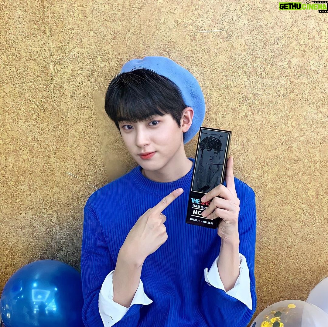 Kim Min-kyu Instagram - 길면길고 짧으면 짧을수도있는 1년동안 너무 많은걸배우고 즐겁게 mc를 할수있었던것같습니다 그리고 항상 재밌고 즐겁게 할수있게해준 션쇼,쭈쇼 다시한번고맙고 스탭분들도 너무감사했습니다 그리고 마지막으로 무민단여러분도 너무고마웠어요!!앞으로 배우 김민규로 다양하게보여드리겠습니다! #더쇼#막방#쭈쇼#션쇼#밍쇼#고마웠습니다
