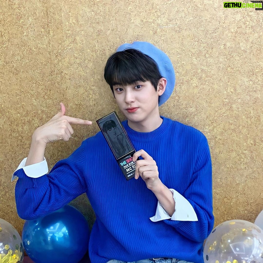 Kim Min-kyu Instagram - 길면길고 짧으면 짧을수도있는 1년동안 너무 많은걸배우고 즐겁게 mc를 할수있었던것같습니다 그리고 항상 재밌고 즐겁게 할수있게해준 션쇼,쭈쇼 다시한번고맙고 스탭분들도 너무감사했습니다 그리고 마지막으로 무민단여러분도 너무고마웠어요!!앞으로 배우 김민규로 다양하게보여드리겠습니다! #더쇼#막방#쭈쇼#션쇼#밍쇼#고마웠습니다
