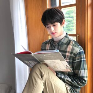Kim Min-kyu Instagram - 나른한오후🧐