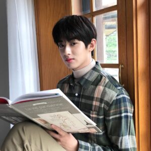 Kim Min-kyu Instagram - 나른한오후🧐
