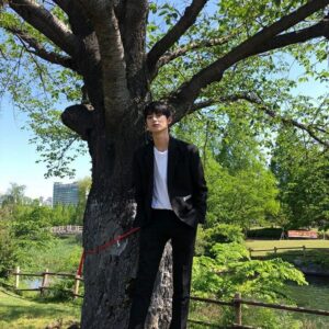 Kim Min-kyu Instagram - 남욱아 안녕 . 
#비하인드 #고마웠어요