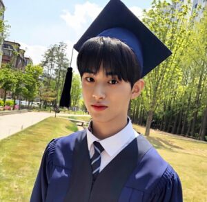 Kim Min-kyu Instagram - 졸업식~😭