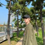 Kim Min-kyu Instagram - 산책🌲🌲☀️