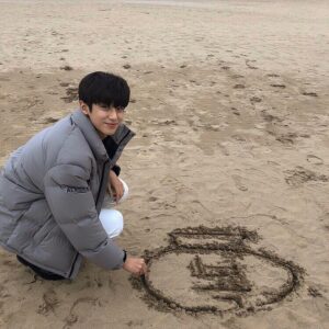 Kim Min-kyu Instagram - 새해 복 많이 받으세여~ #민규#설날