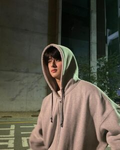 Kim Min-kyu Instagram - 같이걸을사람~