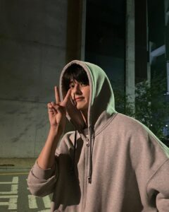 Kim Min-kyu Instagram - 같이걸을사람~